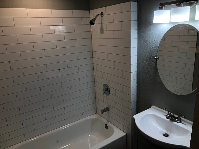 Building Photo - 402 E Walnut St