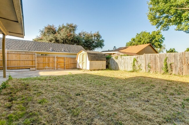 Building Photo - 3009 Hilltop Dr