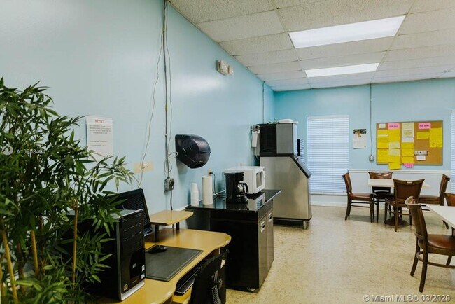 Building Photo - 300 NE 26th Ave