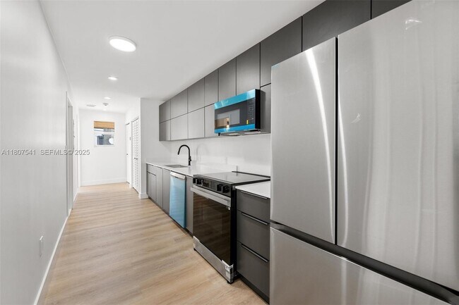 Building Photo - 403 SW 12th Ave