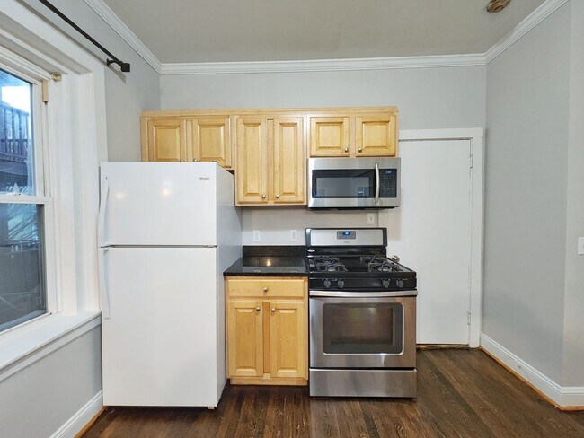 Building Photo - Walk to Revere Beach T station and beach!