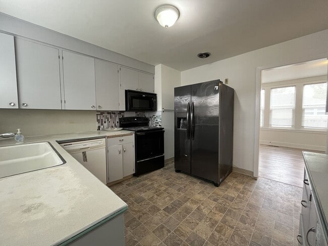 Building Photo - Expansive 4BR 2,900+ Sq Ft Home with Theater-Style Living Room & Bonus Hobby Workshop