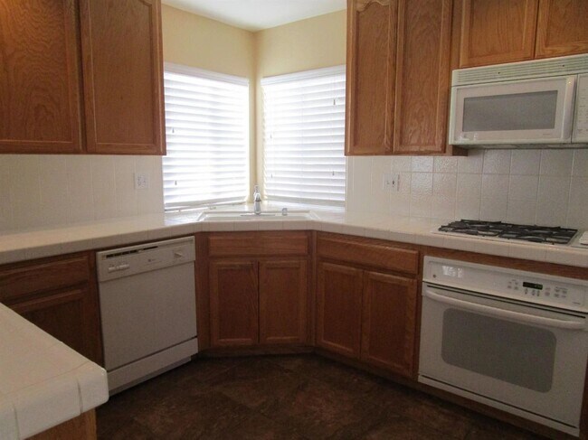 Building Photo - Like Brand New 4 Bedroom 3 Bath Beautiful ...