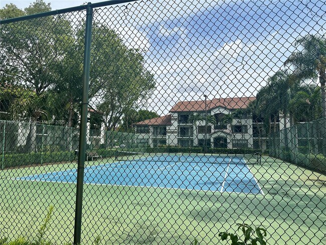 Building Photo - 650 S Park Rd