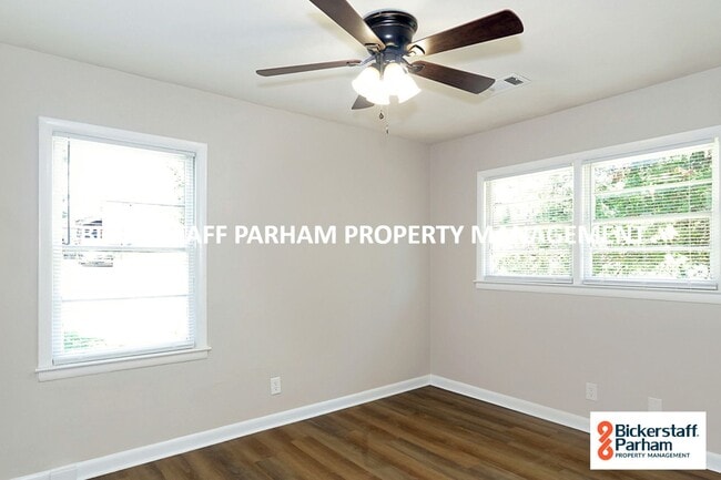 Building Photo - Welcome to this charming 3-bedroom, 1-bath...