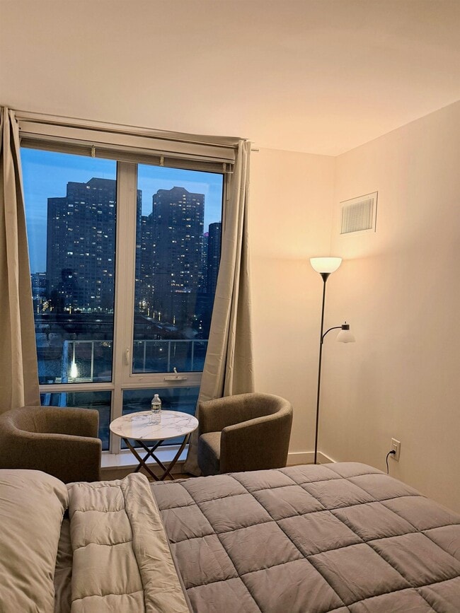 Building Photo - 25 Park Ln S