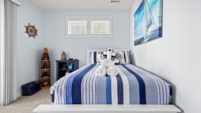 Building Photo - 701 E 8th St