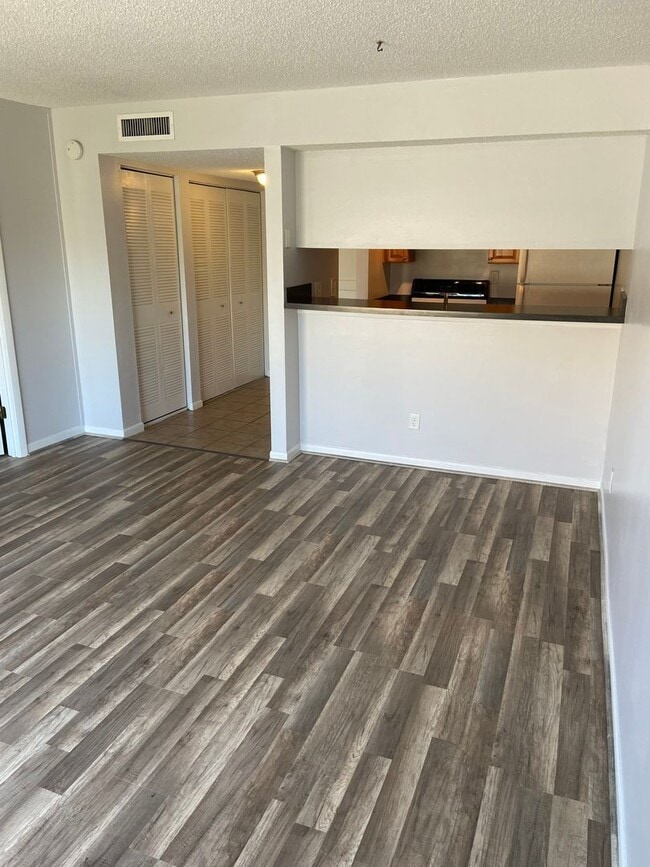 Building Photo - 1 Bedroom Condo