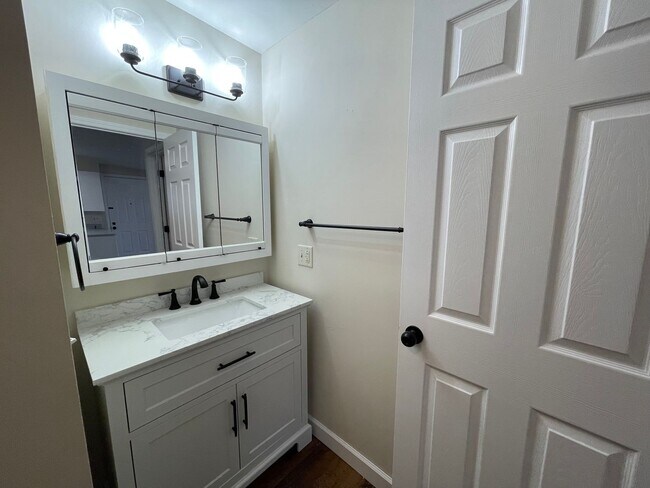 Building Photo - 121 Parchmount Ave