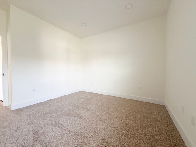 Building Photo - 3-Bedroom Home Steps from Resort-Style Pool with Jack-and-Jill Bath