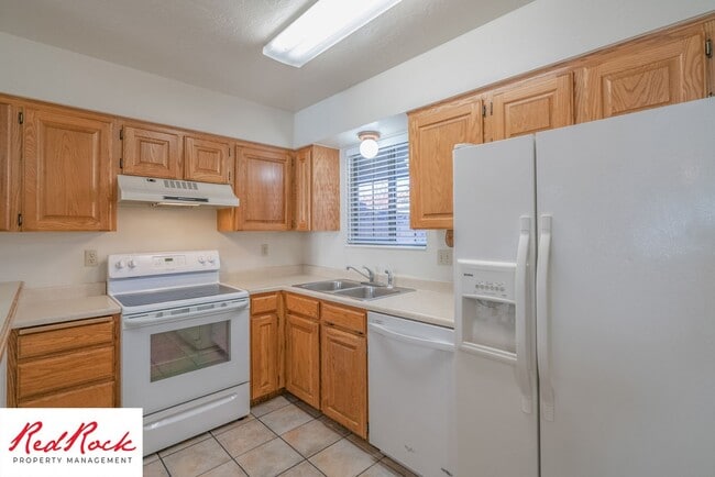 Building Photo - Charming 2 Bedroom Townhome