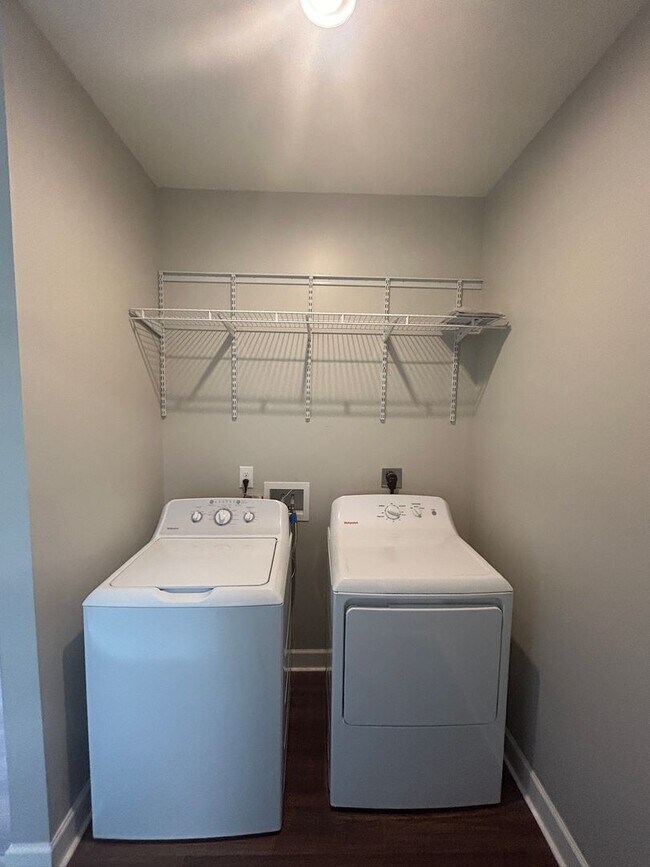 Building Photo - Newly Renovated Spacious 3 Bedroom w/ Full Appliance Package
