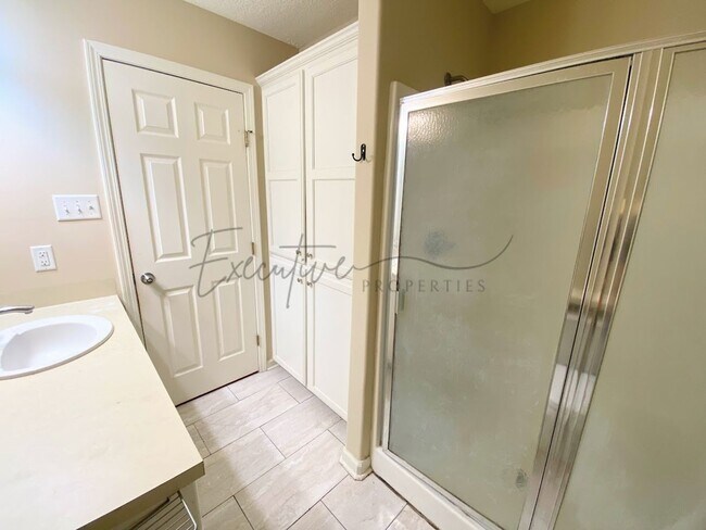 Building Photo - 2-Bed, 2.5-Bath Townhouse – Walk to McNeese State University!