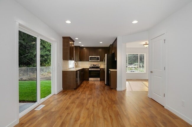 Building Photo - Modern Luxury: Spacious 3-Bedroom Home Near JBLM