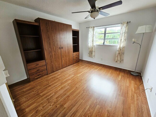 Building Photo - 501 Blue Heron Dr