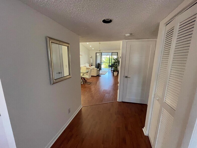 Building Photo - 7473 Glendevon Ln