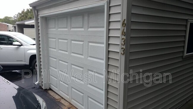 Building Photo - 6433 Wainscot Dr SE