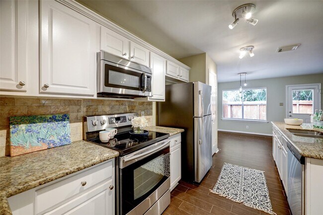 Building Photo - 117 N Villa Oaks Dr