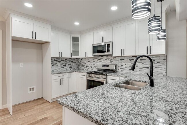 Building Photo - 2575 Barrylynn Dr