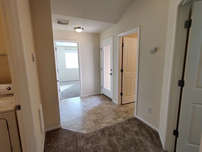 Building Photo - PENDING APPLICATION; Townhome w/ New Paint