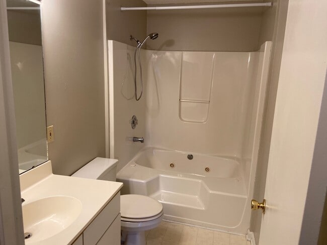 Building Photo - 100 Myrtle Greens Dr