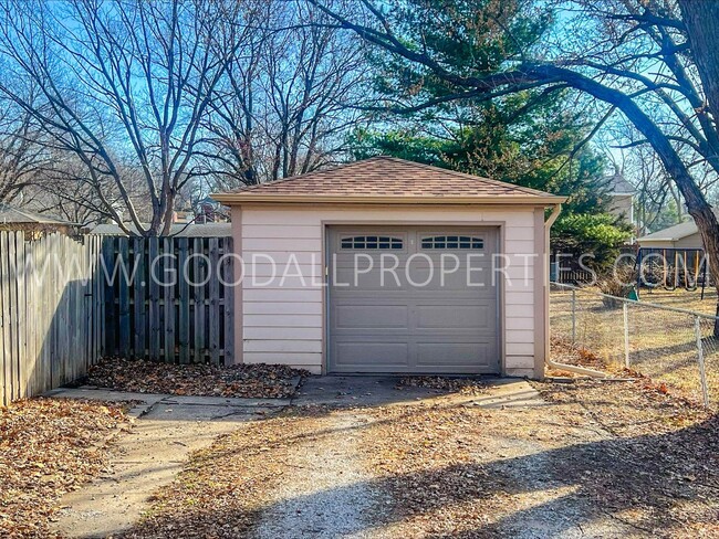 Building Photo - 3 Bedroom 1 Bath Duplex in Clive fenced ba...