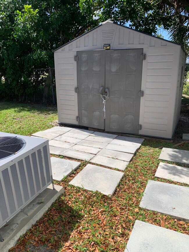 Building Photo - 2016-2018 NE 14th Ct