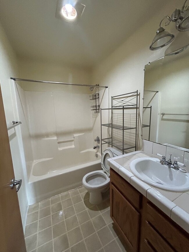 Building Photo - Fabulous 2 bed, 2 bath townhome with garage available for lease!