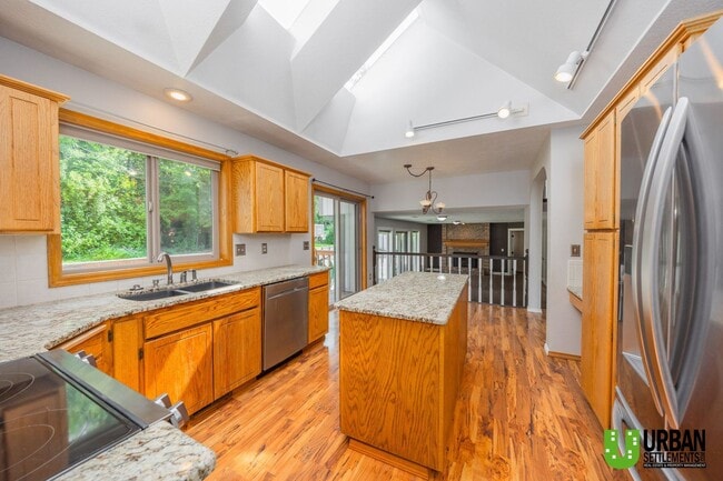 Building Photo - Spacious 4 bedroom and 3 bathroom house fo...
