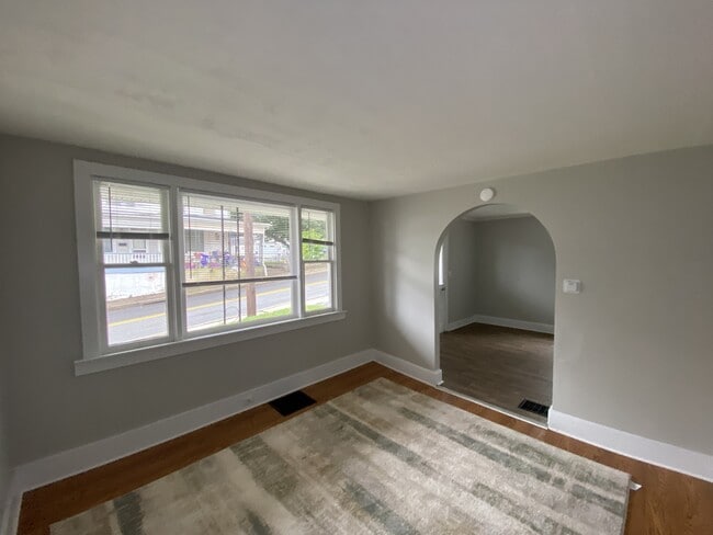 Building Photo - 325 Valley St