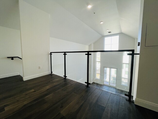 Building Photo - "Discover Urban Elegance: Spacious 1417 Sq Ft Studio Condo in the Heart of Phoenix!"