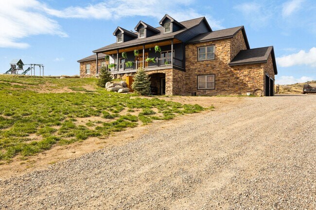 Building Photo - Spacious 6-bedroom, 4.5-bathroom home is i...