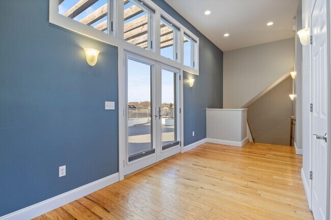 Building Photo - 303 Islington St