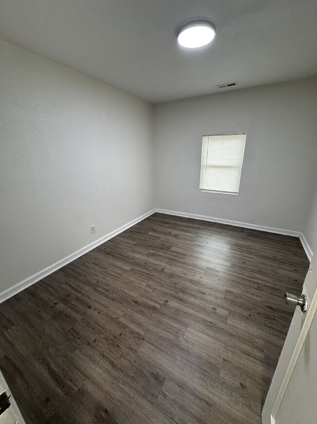 Building Photo - 816 S Water St