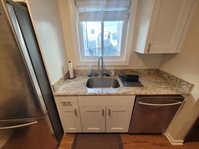 Building Photo - 2 Bedroom, 2.5 Bath Condo with with Ocean ...