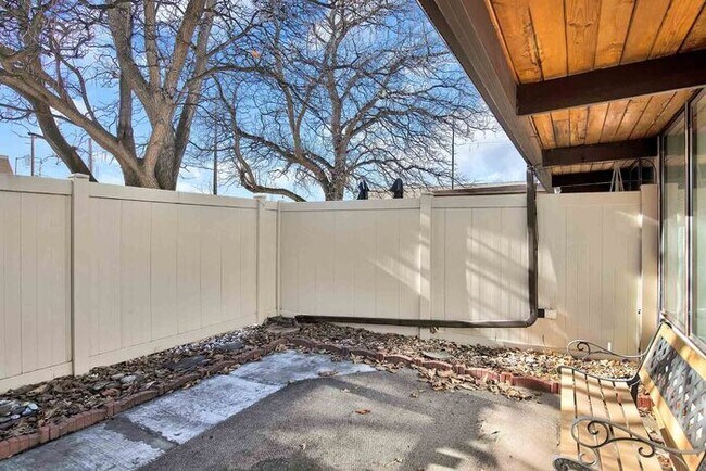 Building Photo - Spacious 2 Bed, 1.5 Bath Townhome Near CMU