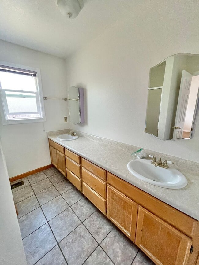 Building Photo - Welcome to this charming single-story home...