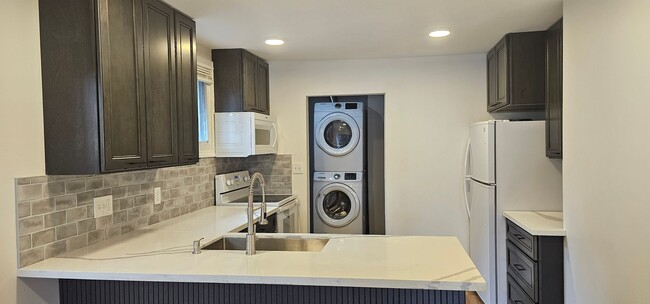 Building Photo - Nicely updated 2bd/2ba bungalow in Royal Oak w/ master bathroom suite