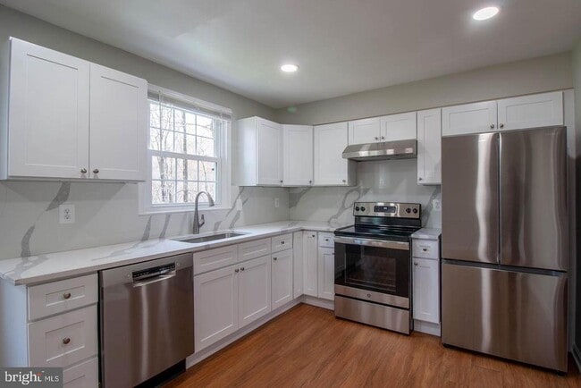 Building Photo - 9709 Lakepointe Dr