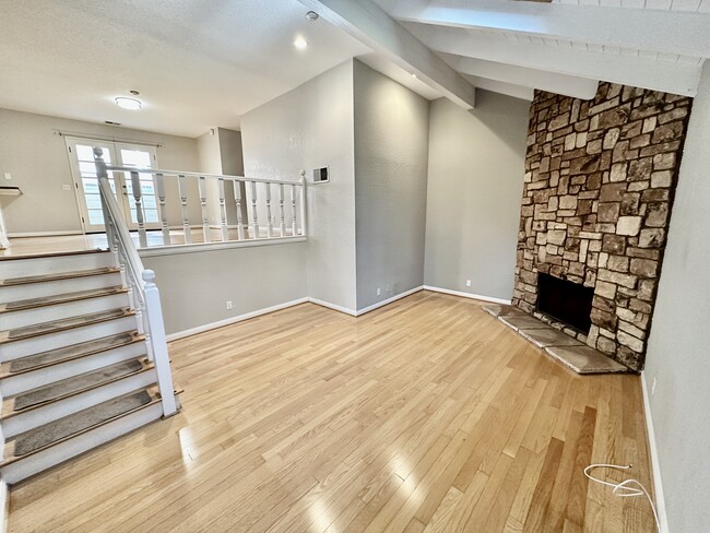 Building Photo - 2421 Vanderbilt Ln