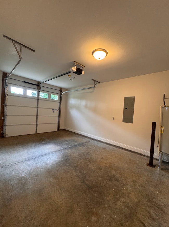 Building Photo - 4 BEDROOMS. 3 BATHS. TRAVELERS REST.