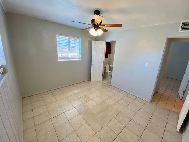 Building Photo - 3-Bedroom, 1.5 bath in Phoenix That’s read...