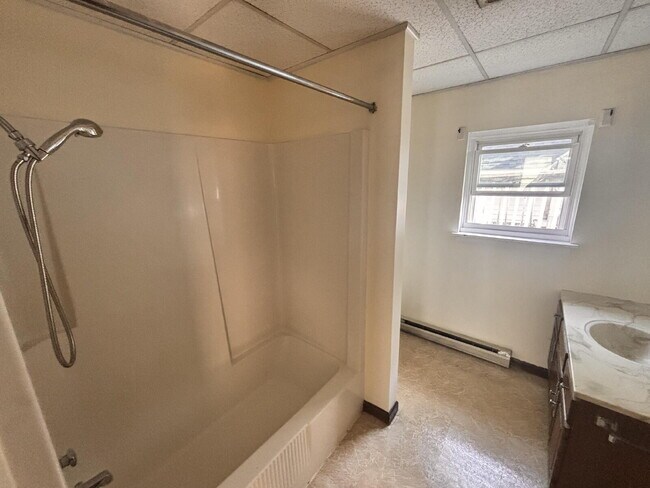 Building Photo - No more commute! Large 2 unit with parking - walk to downtown and BIW.