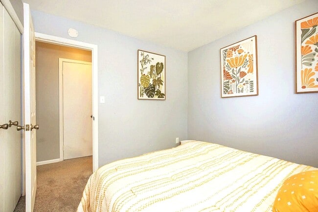 Building Photo - FULLY FURNISHED ACED 3 BED 1.5 BATH SINGLE...