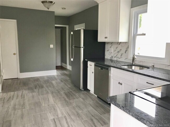 Building Photo - 15 Crofut Pl