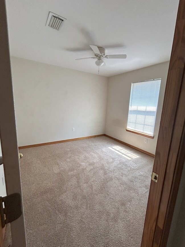 Building Photo - 852 Stonegate Ct