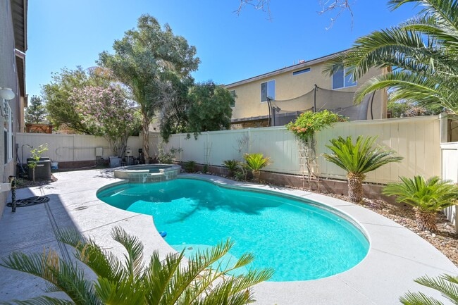 Building Photo - NW!!! 4 bedrooms!!! Pool and Spa!!! All ti...