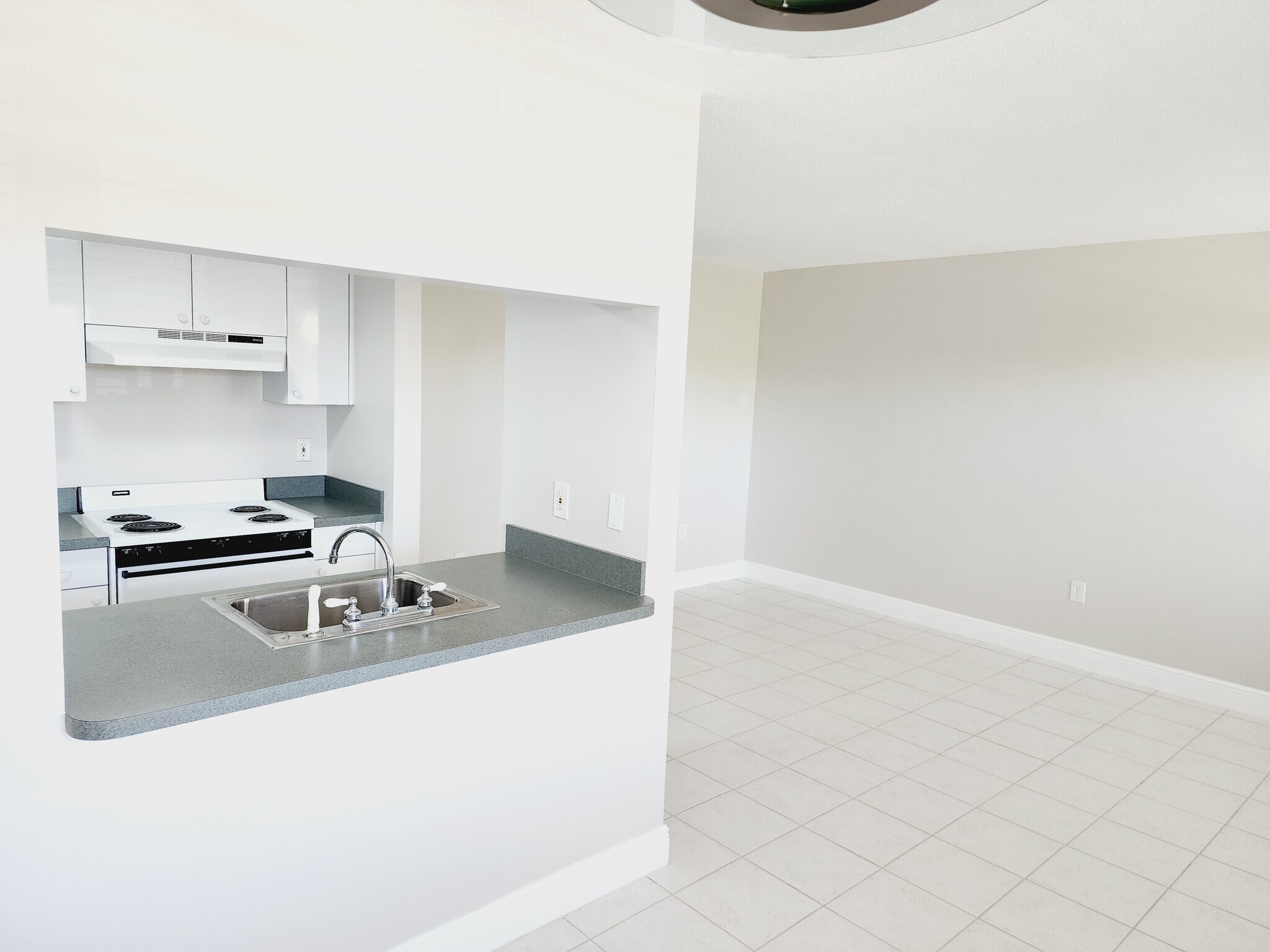 Building Photo - 1001 77th Ave N