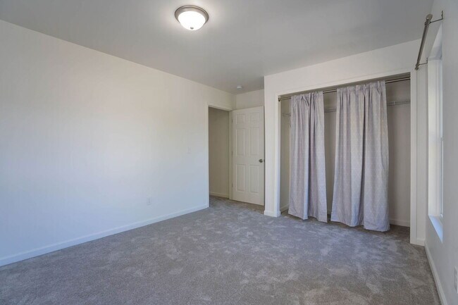 Building Photo - 373 E 13th Ave