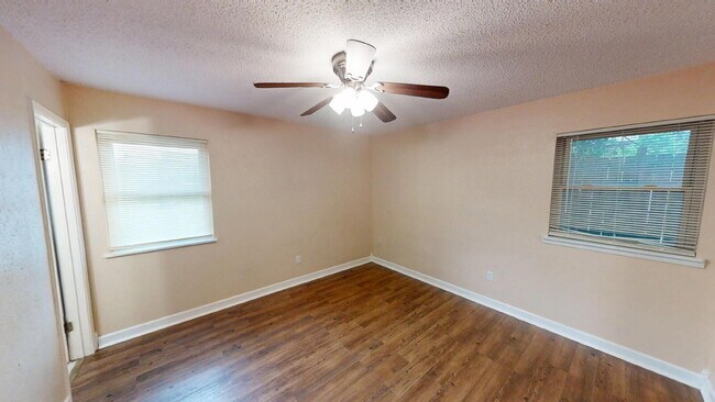 Building Photo - Welcome home to this adorable 3-bedroom, 2-bathroom house designed with comfort and style in mind!